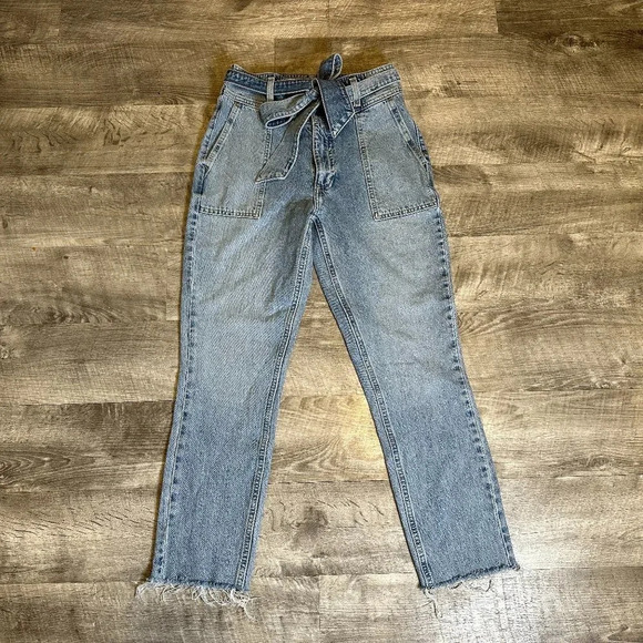 Abercrombie & Fitch Mom Jean Belted High Waist Frayed Bottom Women's 2 / 26 R - Picture 1 of 8